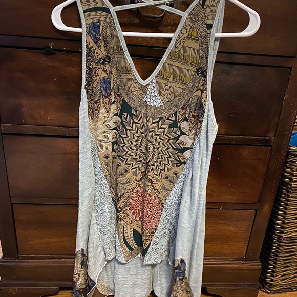 Gorgeous Gimmicks top! - Picture 2 of 5